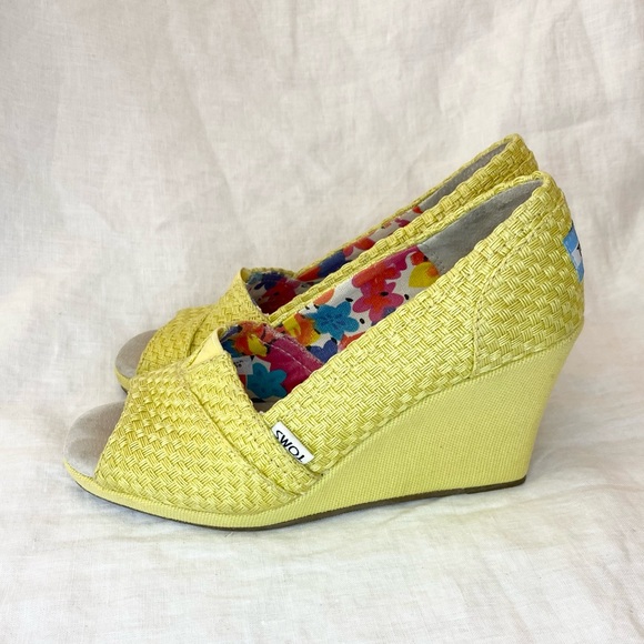 β¨Host Pickβ¨ Toms Espadrille Yellow Wedge Peep Toe Calypso Canvas Slip on Shoe - Picture 2 of 14